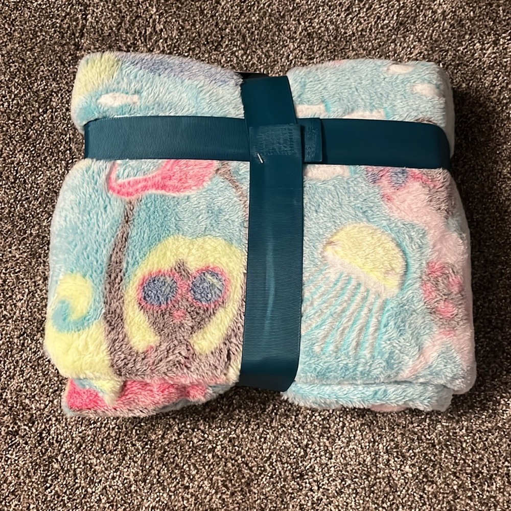 Glow Throw Blanket - Blue and Yellow brand new - Picture 2 of 2